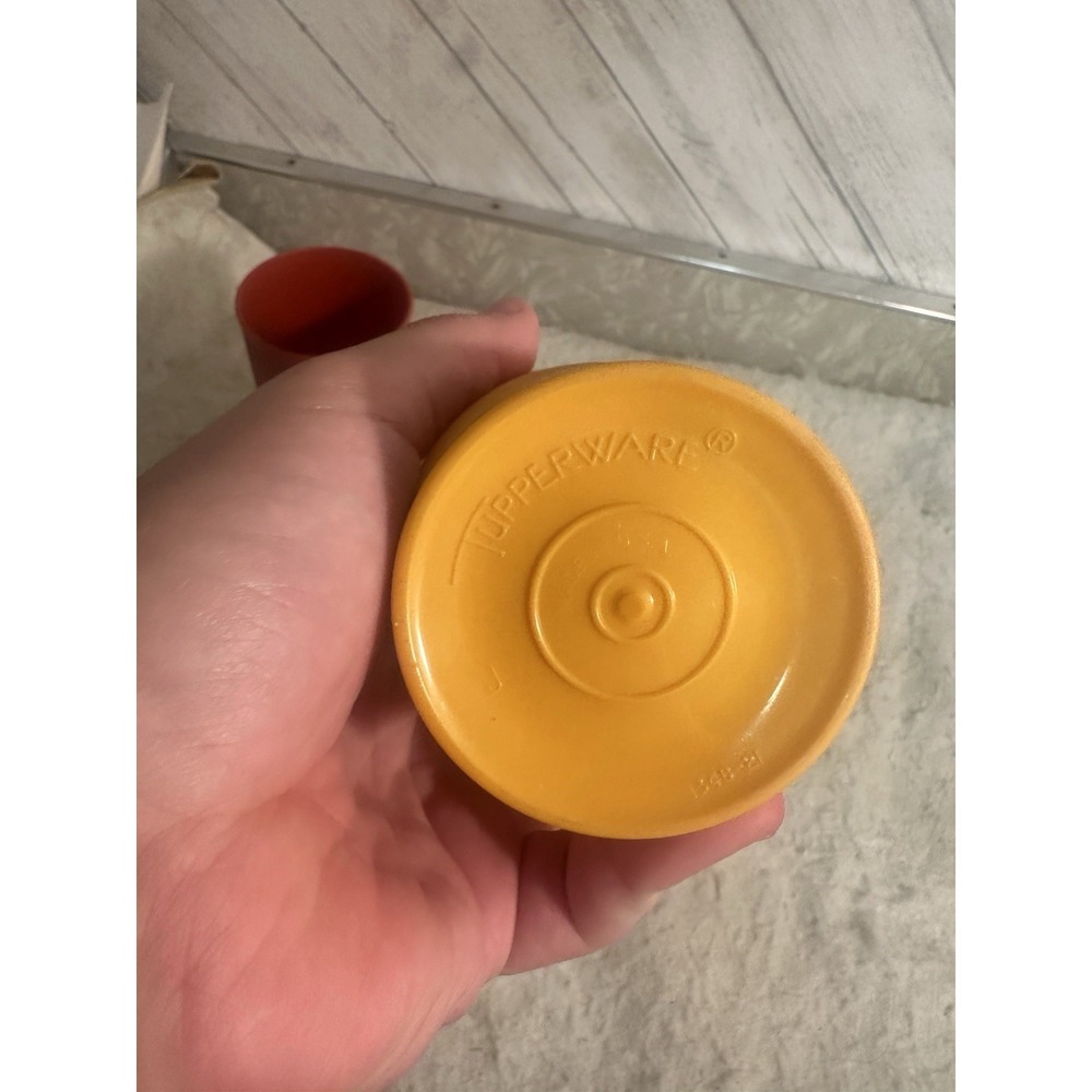 Vintage Tupperware Ketchup Bottle with Lids And 2 Tumblers - Picture 4 of 4